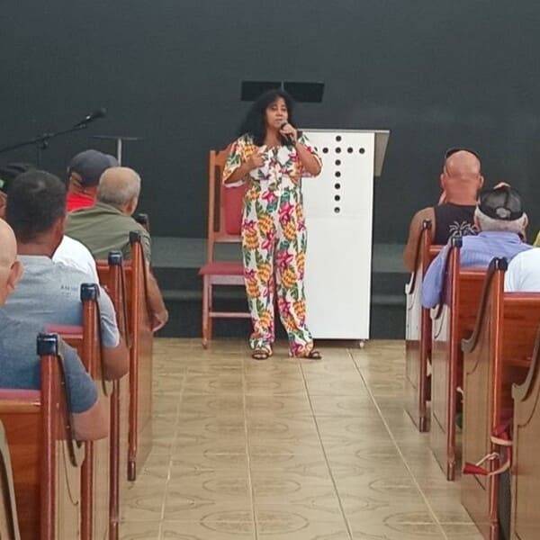 Representantes de pescadores em reunião em uma sala de conferência, discutindo questões comunitárias e políticas públicas.